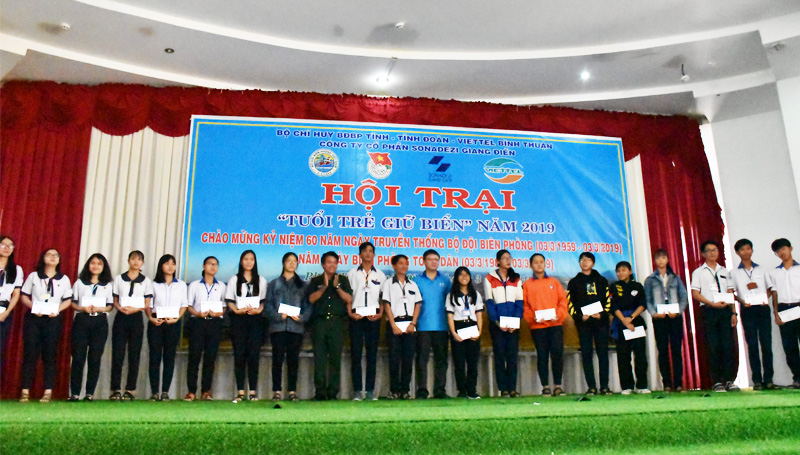 Trao học bổng cho học sinh nghèo vượt khó học giỏi và tặng quà cho các gia đình chính sách, hộ nghèo tại tỉnh Bình Thuận