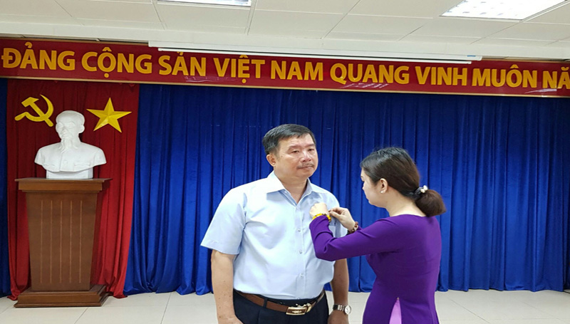 Trao huy hiệu 30 năm tuổi Đảng cho đồng chí Nguyễn Dương Hoàng