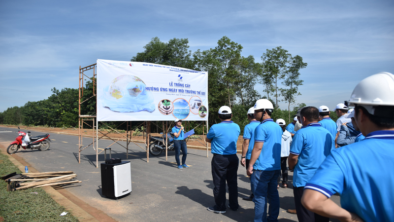 Planting trees in response to World Environment Day in Giang Dien Industrial Park